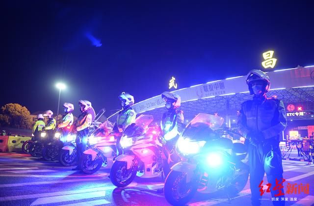  [热泪盈眶]武汉“解封”首日：第一批离开武汉的人，他们热泪盈眶
