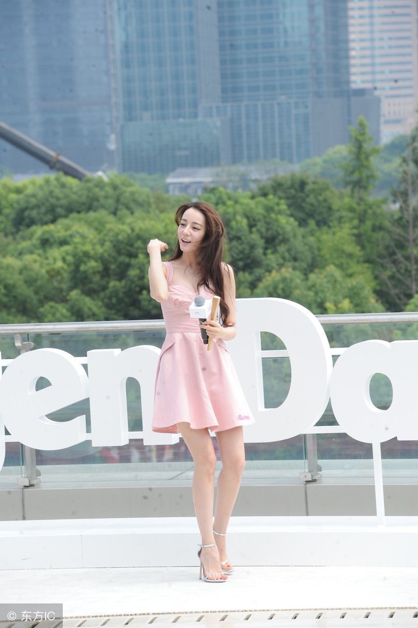 迪丽热巴参加活动 精致五官十分抢镜 甜美可人美腿白到发光