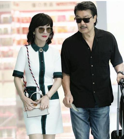 63岁赵雅芝太时尚，脚踩“两根银针”现身机场，厉害了我的老太太