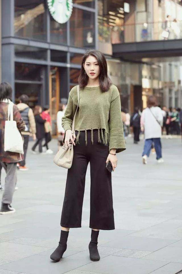 街拍：长相清秀性感的小姐姐，穿着轻熟优雅有范儿！