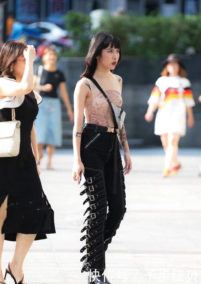  『姐妹花』街拍：漂亮的姐妹花，黑玫瑰和红玫瑰，各有各的特点与时尚