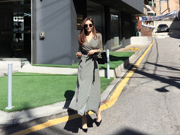 女神孙允珠，果绿流萤麻花串色丝绸长礼裙