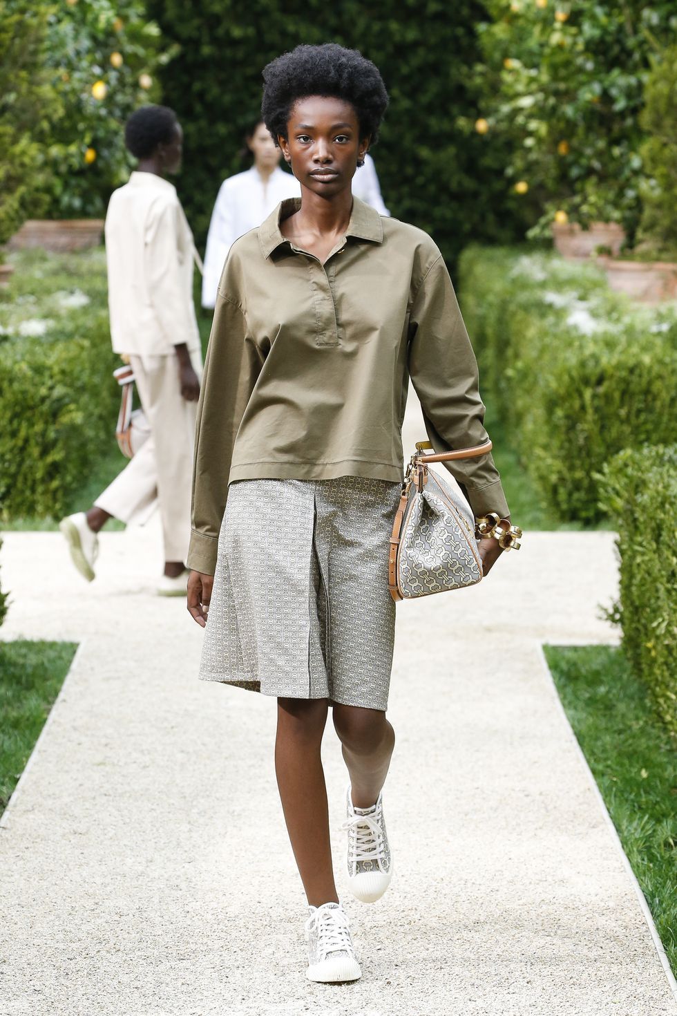 球鞋搭裙装，这种又酷又甜的穿搭方法觉对要学下来!