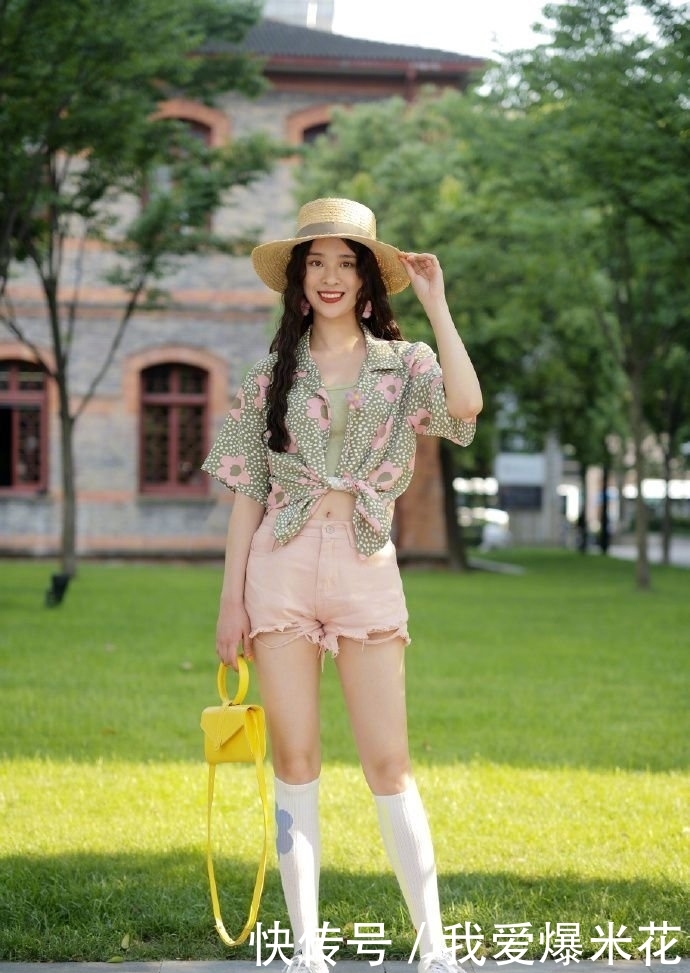 「 打造」性感时尚，打造自己不同的一面，街拍：夺目婀娜的美女