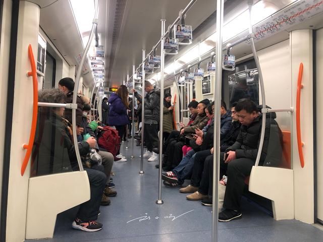 谁说春节上海是“空城”了？地铁人满为患，网友：媒体都在骗人吧