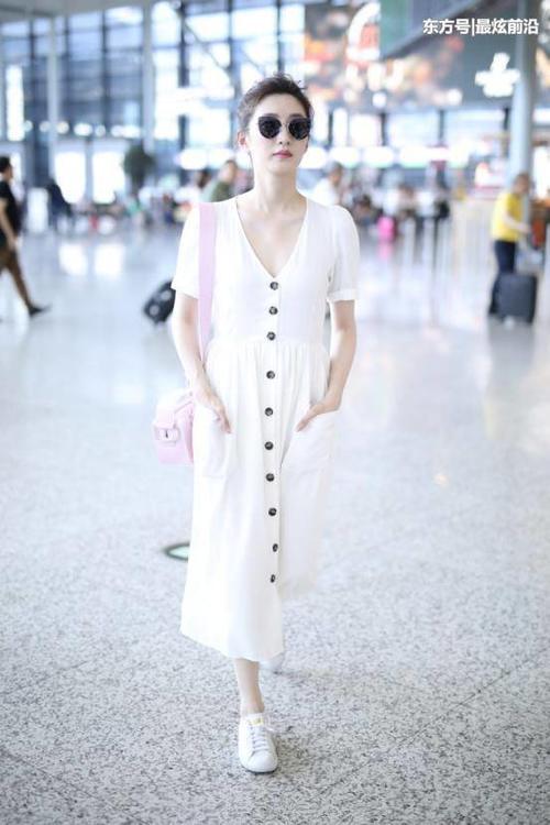 31岁江疏影好拼，全身上下只穿一件连衣裙，网友：只有21岁吧