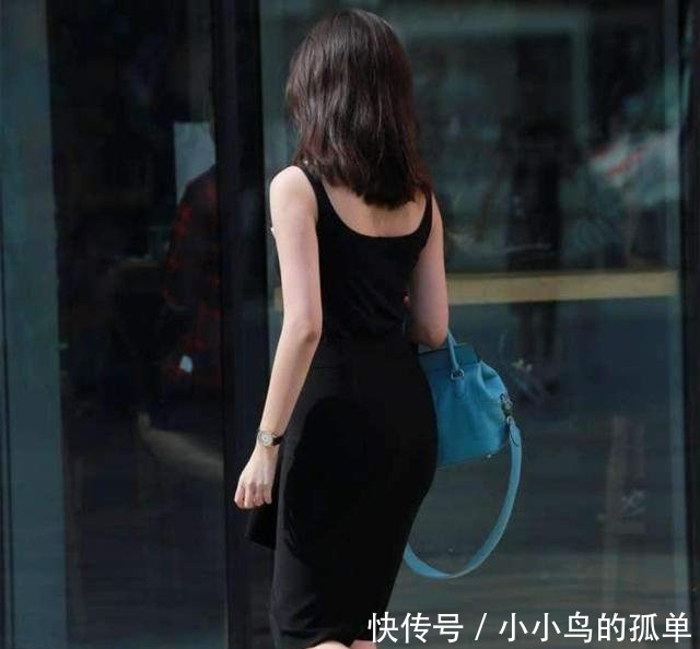 广州街拍穿着吊带开叉裙的小姐姐秀身材，白皙大长腿性感又迷人