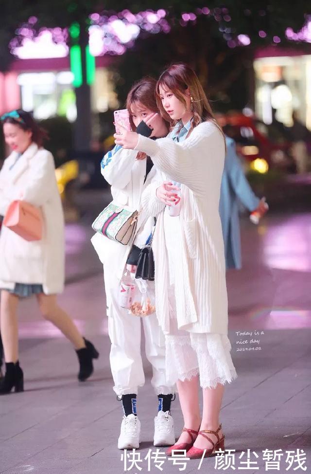  「脚上搭配一」街拍：美女一双尖头的高跟鞋，充满了时尚的气息