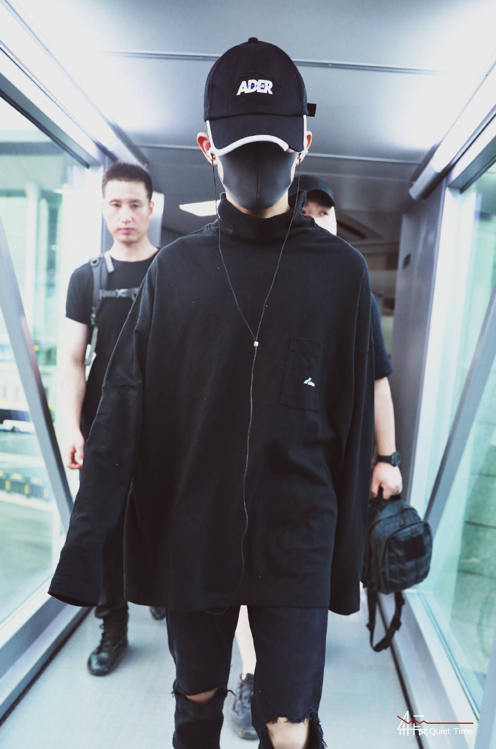 易烊千玺一身酷黑look现身机场，大佬出街即视感酷劲十足!