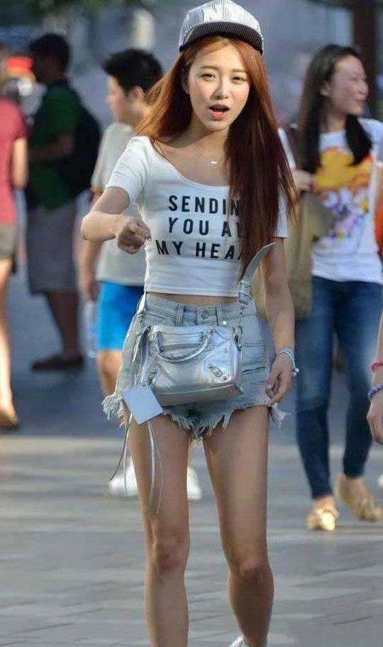 休闲清凉热裤,时尚潮流的搭配,女生穿出不一样的感觉