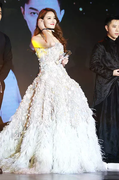 刘雨欣为了美太拼了，抹胸裙惊艳全场，网友：上围好抢镜