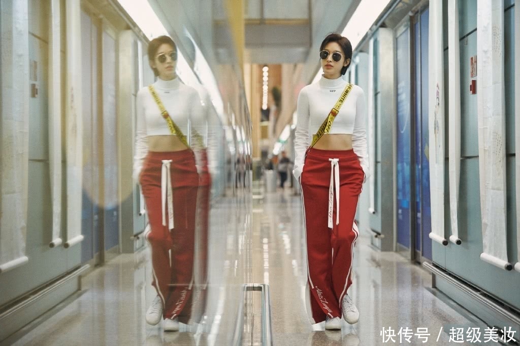 张俪穿露脐T恤现身，却被吐槽“没有腰”网友：阔腿裤惹的祸！