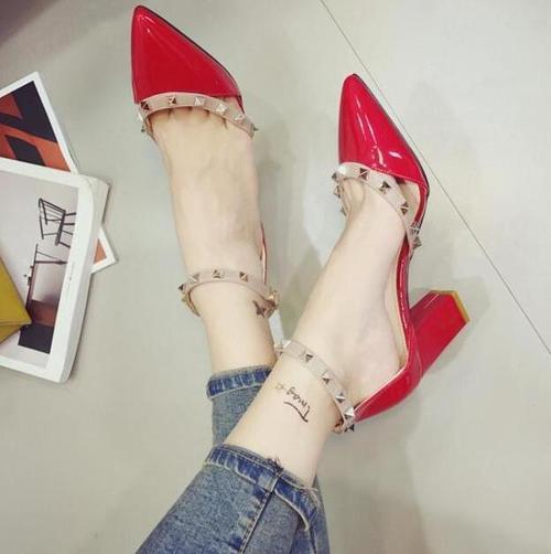 秀美的尖头高跟鞋，展示出女性优美的美腿，显现气质更为迷人！