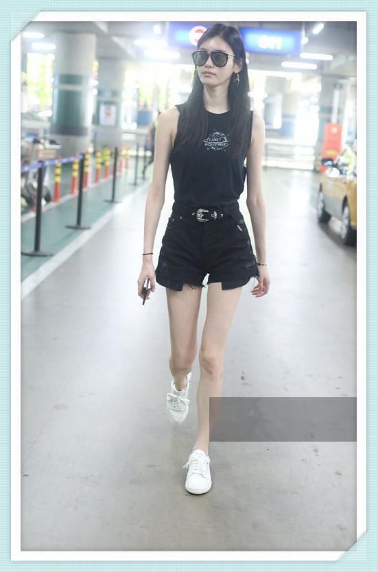 看了张钧甯的背心，再看奚梦瑶，网友：果然性感和知性不可兼得！