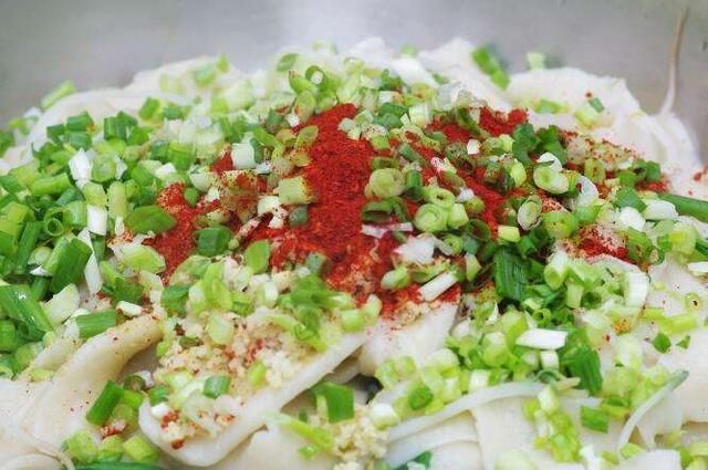 巴西游客到中国旅游，看到餐桌上这种奇特景象！直呼：中国人太奇