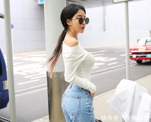 率性自然的牛仔裤美女，塑造紧致的小蛮腰，吸引力十足！