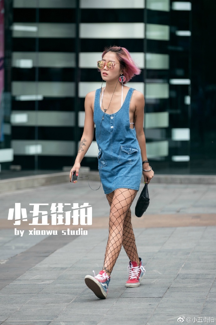 路人街拍：小姐姐的紧身裤秀出完美身材，清爽搭配吸人眼球