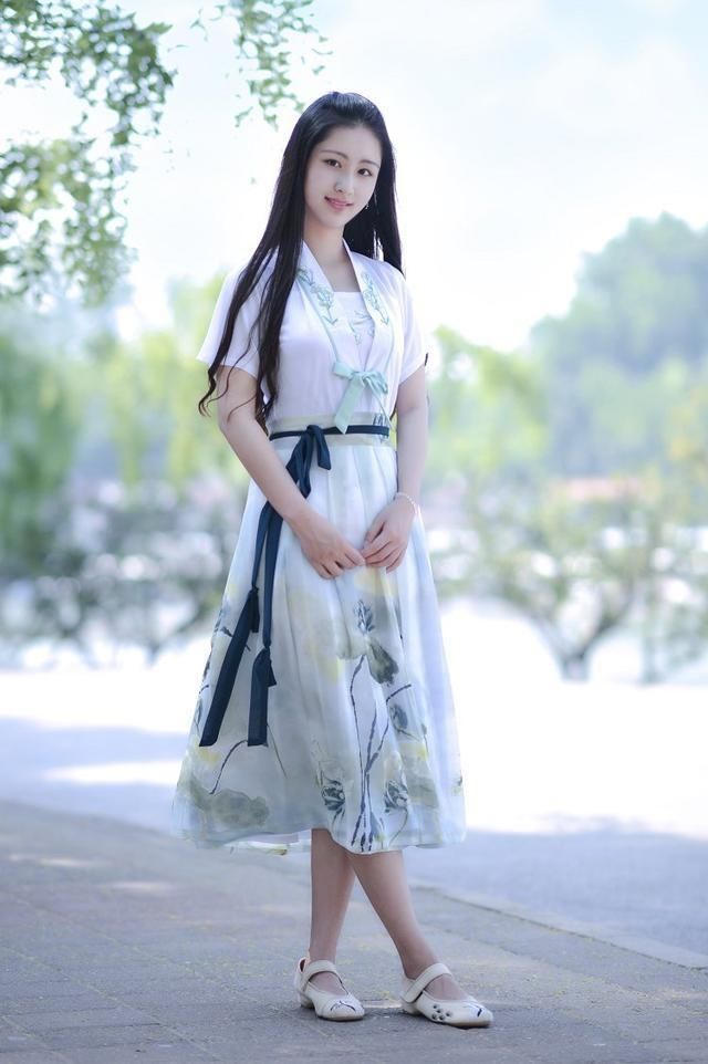 小智图说-夏季的午后路边遇见一位穿长裙举止温柔大方的小姐姐