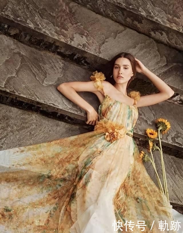 『花朵』2020开春 流行穿“开满花”的裙子,谁穿谁美!