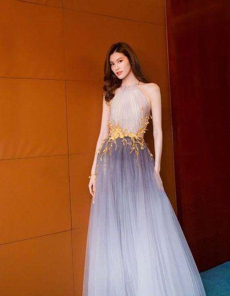 28岁何穗同框37岁熊黛林, 满屏尴尬! 网友: 超模和嫩模差距太大了