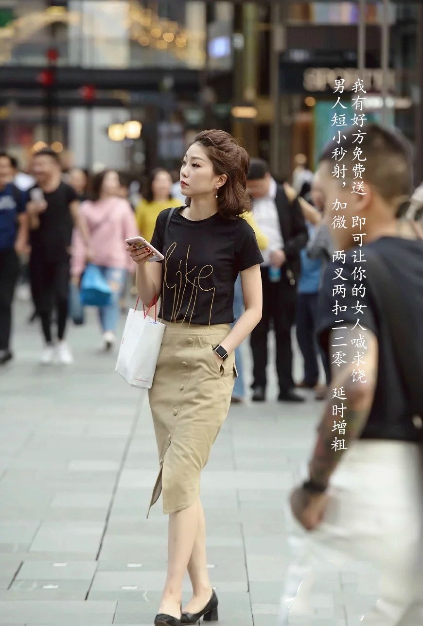 街拍，个性张扬的漂亮妹子，穿的超性感，太有女人味