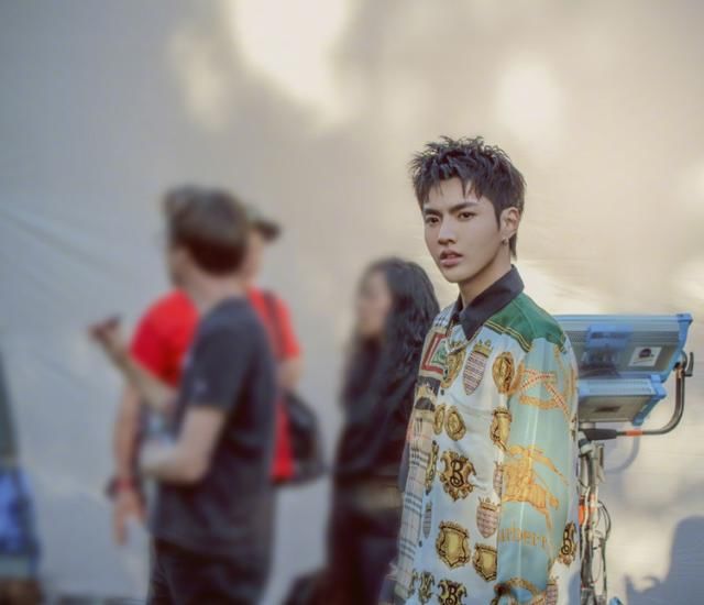 爆料者出面辟谣吴亦凡恋情，这一波操作让网友措手不及