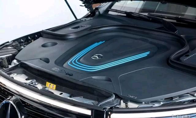  「娱乐系统」续航415km+5.2s破百！实拍奔驰首款纯电SUV