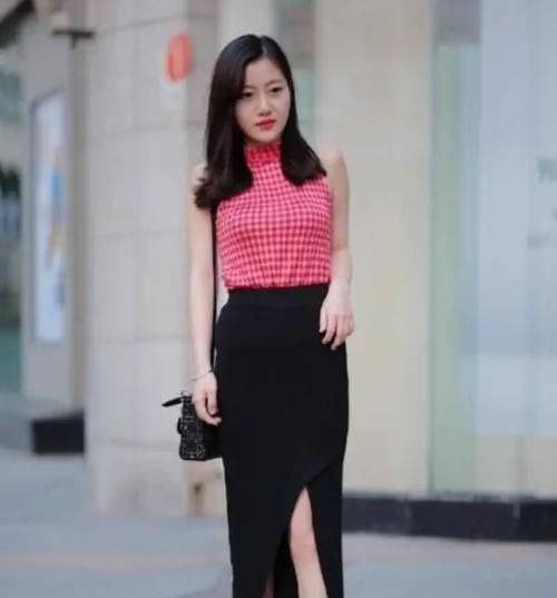  #优雅#美女时尚街拍：清新优雅的小姐姐，一件格子背心配黑色长裙，时尚美丽大方