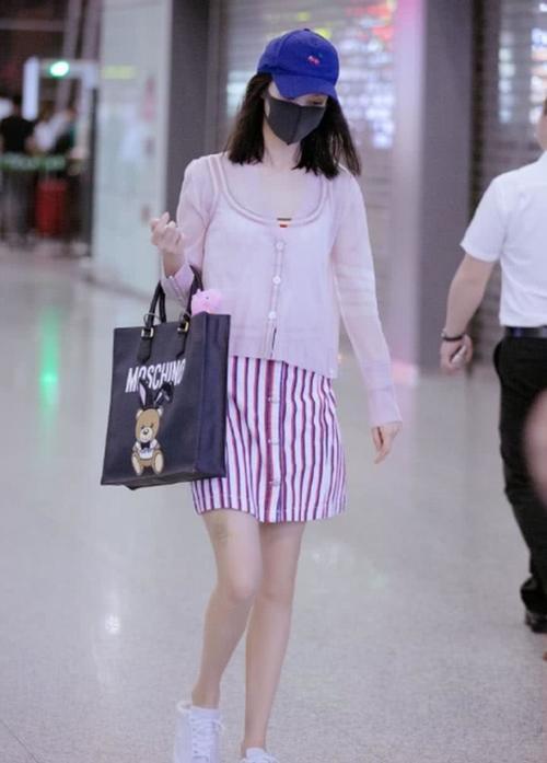 金晨真会玩,小白鞋居然当成拖鞋穿,网友:意外的好看!