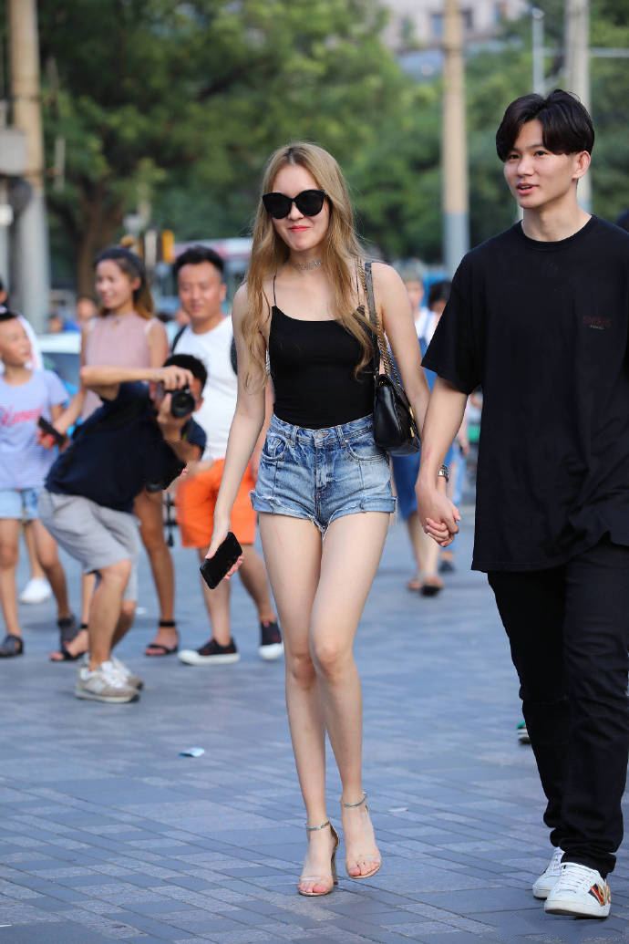 美女穿超短热裤，还将热裤折边向上翻，是嫌不够短吗？