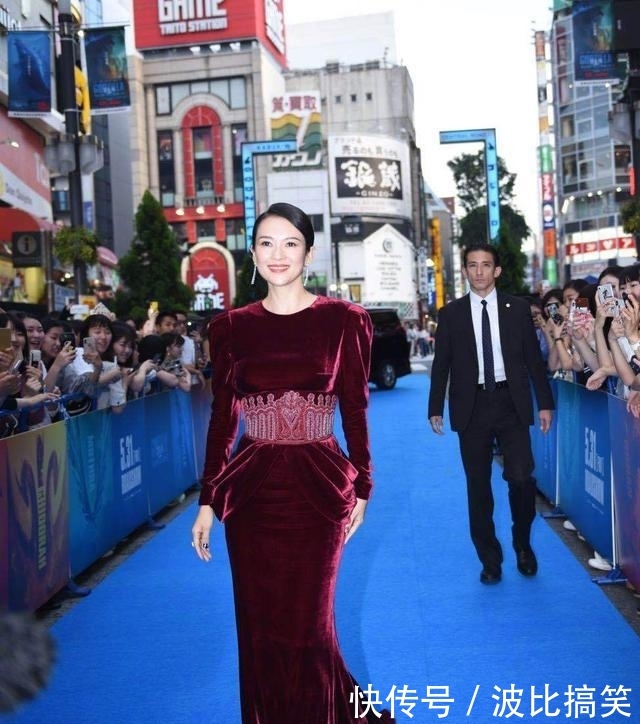 『出席活动时』被章子怡的短发惊艳到!穿金黄束腰长裙像超模,“国际范”太强了