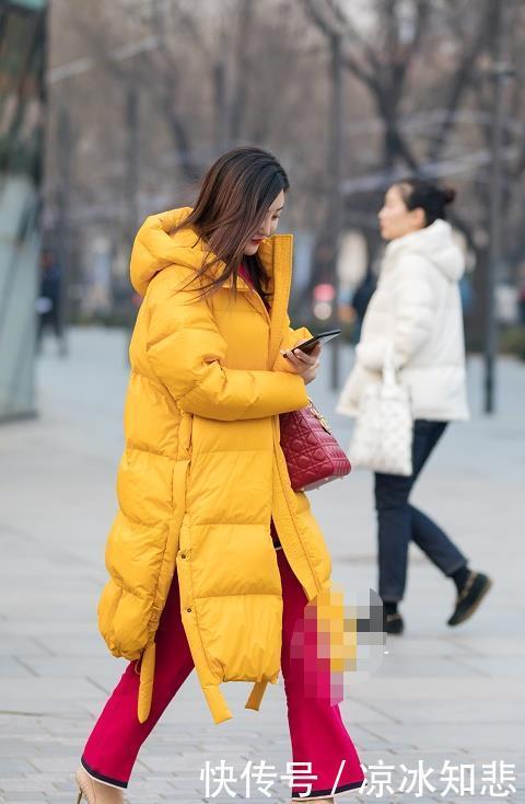 「闺蜜」街拍:图二闺蜜上街,美女把豹纹穿身上,野性又妩媚,太出众!