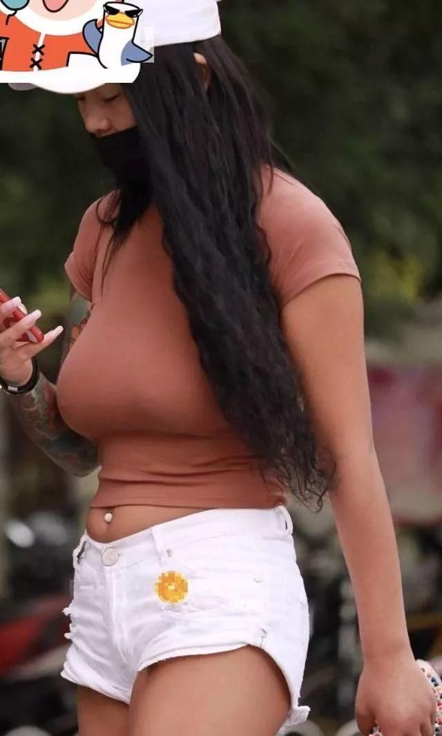 街拍:花臂纹身姑娘，心胸宽广，胸怀天下!