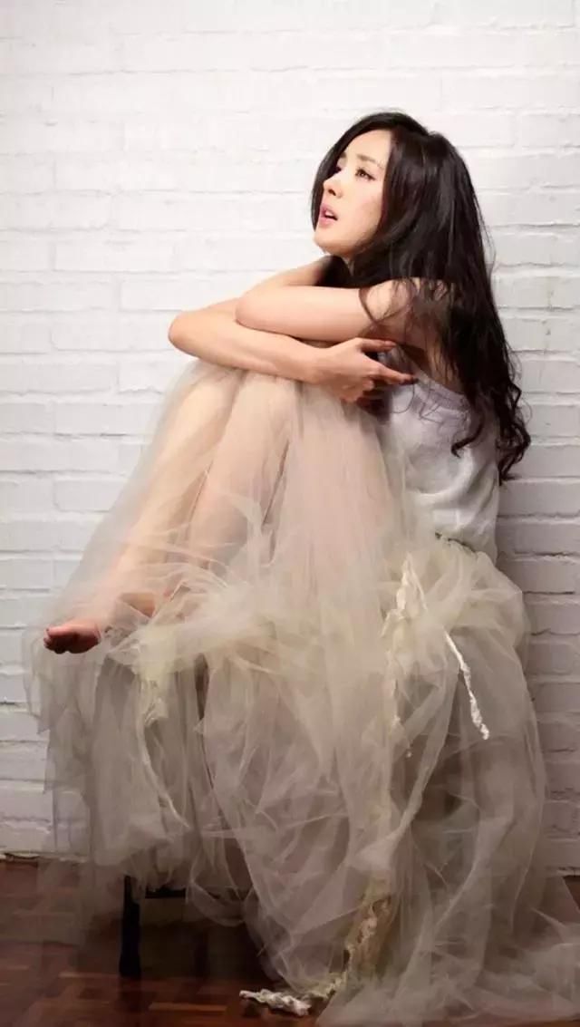 当杨幂与徐璐同穿黑色抹胸裙，网友：终于知道清新和油腻的差距了