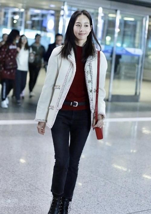 [后搭配上一]张钧甯不愧是“气质女神”，穿杏色风衣轻熟优雅，搭围巾简约时髦