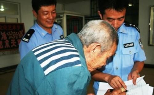  「刑罚」无期徒刑的囚犯，年老体衰不能动怎么办？监狱是否要为