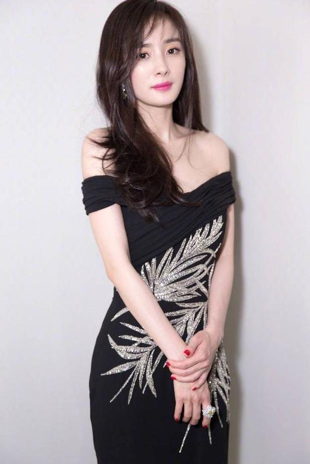 杨幂身材真好，露肩裙女人味爆棚，网友：美的冒泡