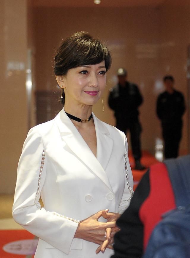 62岁赵雅芝满眼皱纹现身活动，网友：没打针的脸就是真实！