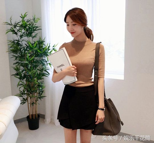 模特装扮简约优雅大方，手拿书本背肩包有职业女性风范儿