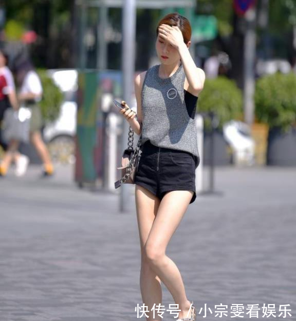 a932■街拍穿搭:我从来不会在分手很久后才会哭,因为不值!