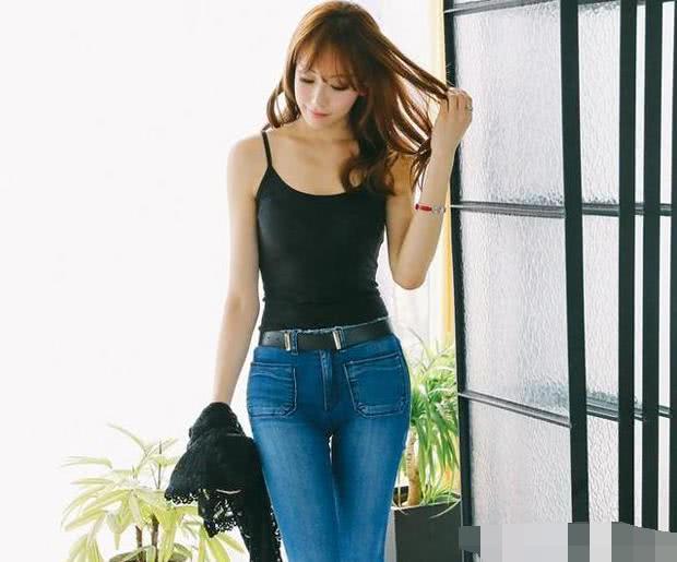 美丽时尚的牛仔裤，让你完全爱上它