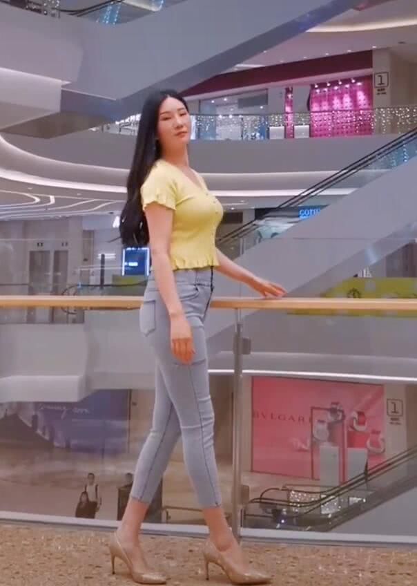 堪称|牛仔裤搭高跟鞋也很美,感觉堪称“象牙腿”,差点就看走眼