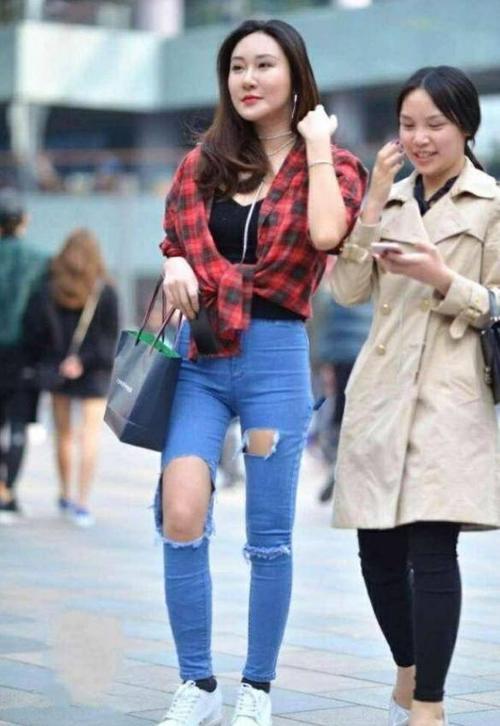 时尚装扮的牛仔裤美女，突显好身材，为女人添彩不少！