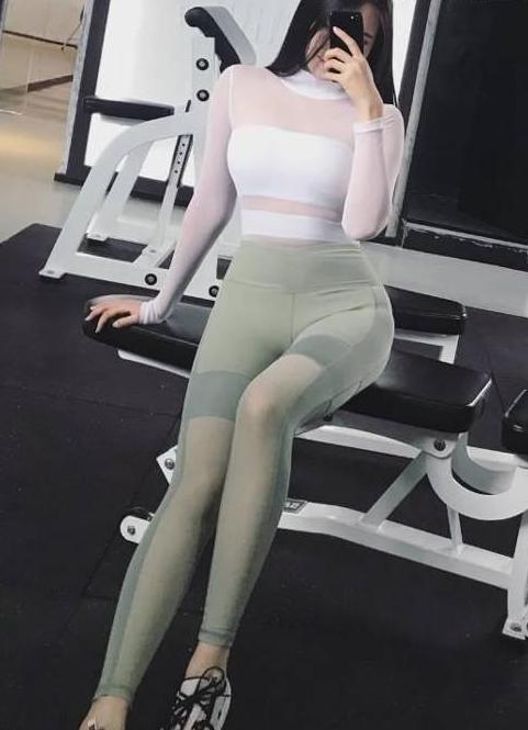 个性前卫的紧身打底裤小姐姐，身材曼妙，散发出时尚风情！