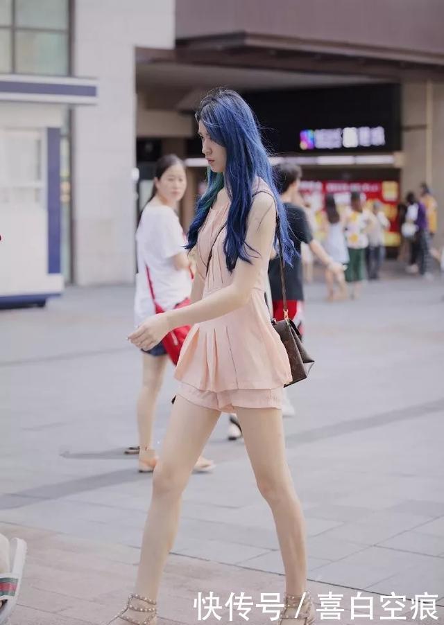 『减退』高腰短裤搭配尖头的铆钉高跟鞋,这种时尚的潮流趋势一直不会减退