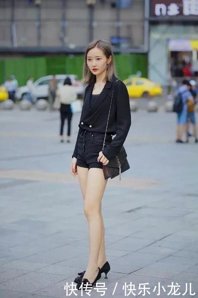  『小姐姐』街拍：美女穿黑色的一字肩连衣裙美观优雅，活力十足