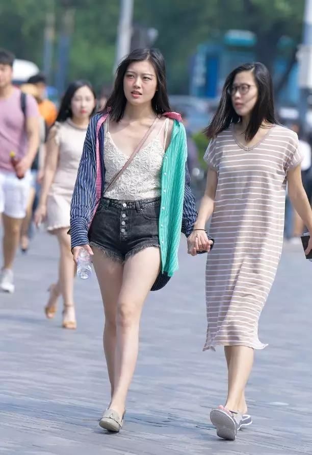 街拍美女：穿牛仔短裤，美腿的性感靓丽美女