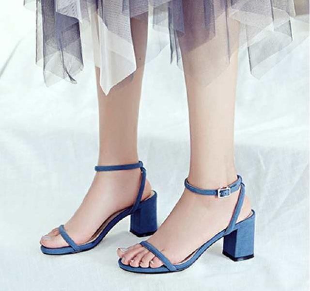 夏日放飞美丽的双脚，粗跟凉鞋的舒适，细高跟永完给不了
