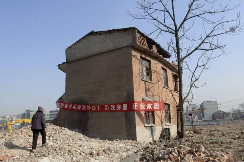 中国最“惨”小区，开价一亿拒绝搬迁，如今被豪宅包围成为笑话