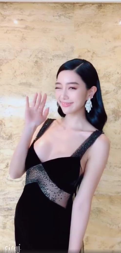 李成敏穿V领吊带露背装肤白貌美腿长2米，挤眉弄眼甜笑超可爱